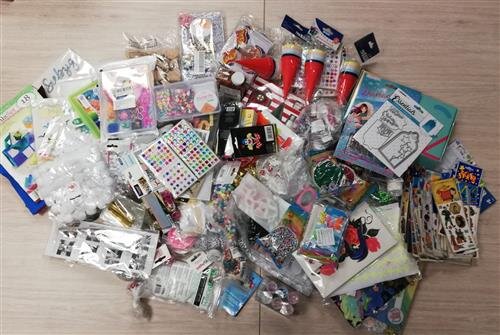 Konvolut ca 9 KG Bastelartikel Perlen Sticker Flohmarkt Retouren
